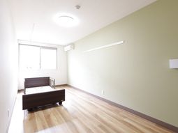 明るい室内とベッドの部屋