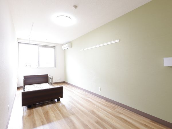 明るい室内とベッドの部屋