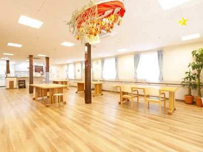 明るい広々とした食堂