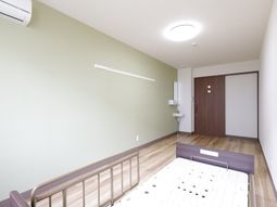 明るい個室の居室