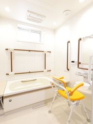 明るい浴室の設備