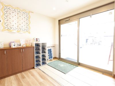 エントランスの靴箱と掛け軸