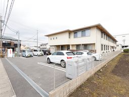 明るく開放的な建物外観