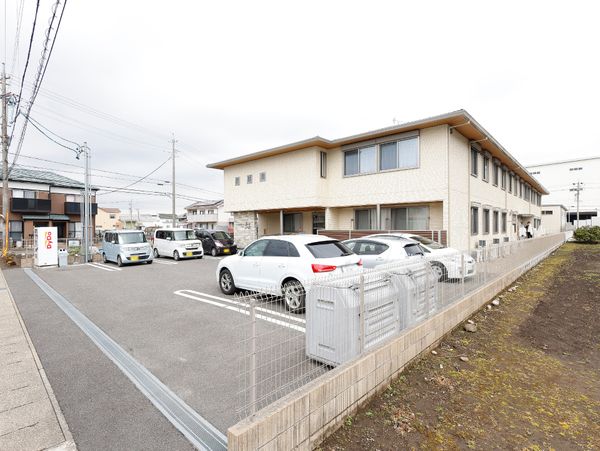 明るく開放的な建物外観