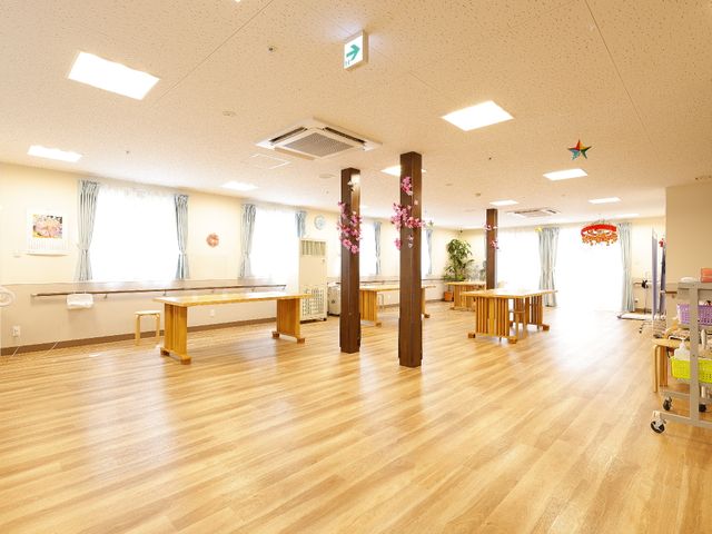 暖かみのある広い多目的室 共有スペース 天井が高く、自然光がたっぷり入る明るい多目的室です。広々とした空間で、ご利用者のみなさまの様々な活動が行えます。
