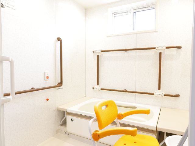 機能訓練用の設備 浴室 安全に体を動かせる訓練室です。さまざまな援助具の使用感を確かめながら、ご自身のペースでリハビリテーションが可能です。