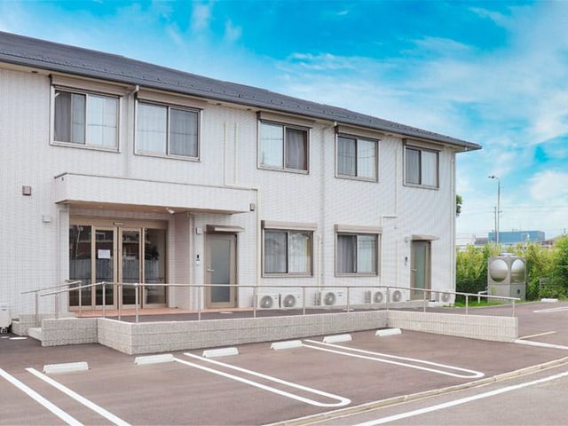 車椅子対応の入口外観 外観 広々とした駐車スペースと車椅子対応の入口が整備された施設です。快適にアクセスできます。