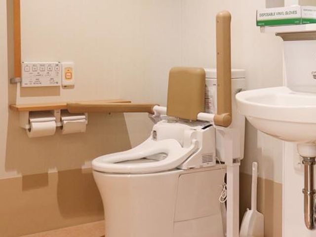 高齢者向けトイレ設備 トイレ 手すりが設置された安心の空間です。どなたでも使いやすい設計になっています。