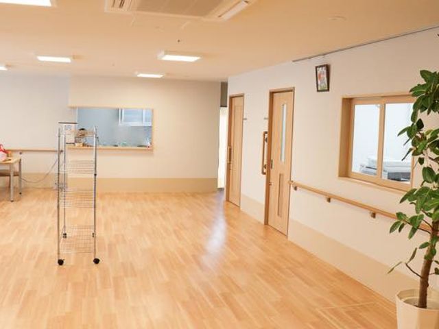 広々とした廊下 廊下 自然光が注ぎ込む明るい空間です。快適な移動が可能な広さが確保されています。
