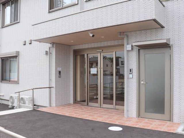 広々とした出入口 エントランス 段差のないエントランスは、歩行補助が必要な方でも安心して利用できる設計です。
