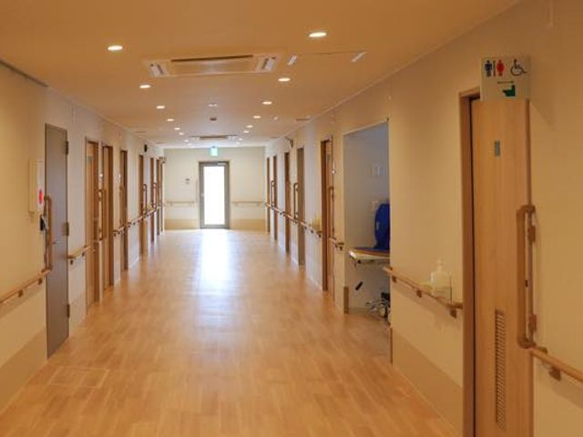 自然光あふれる廊下 廊下 明るく長い廊下は、自然光で照らされており、快適に移動できる環境が整っています。