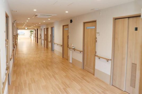 長い木製床の廊下