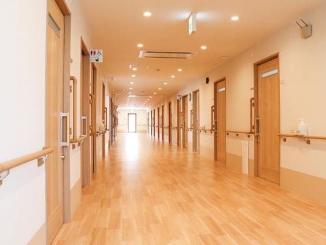 長い廊下 廊下 広々とした廊下で、明るさが行き届いています。移動がしやすく、施設全体をつなぐ空間です。