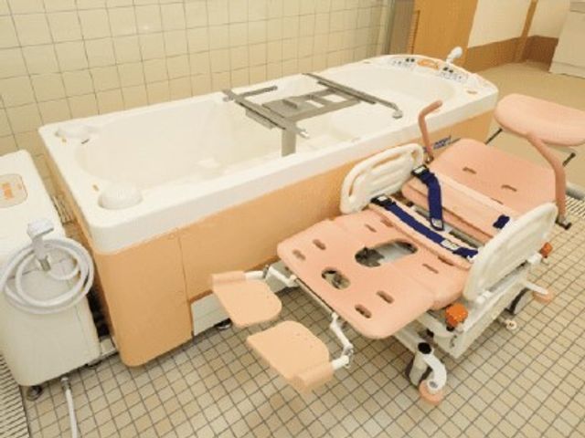 バリアフリー設計の浴室 浴室 利用者の安全と快適を考えた浴室です。リフト付き椅子で、身体の不自由な方でも安心してご利用いただけます。