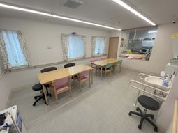 明るい共有ダイニングスペース