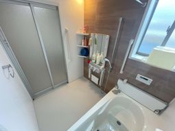 手すり付き浴室の様子