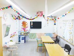 カラフルな装飾の多目的室