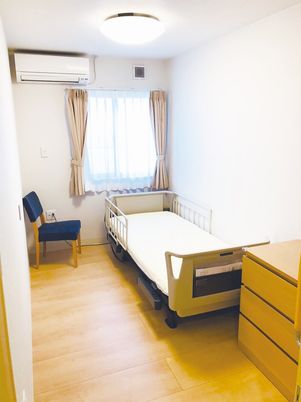 明るい個室の居室