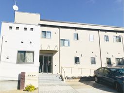 明るい外観の建物