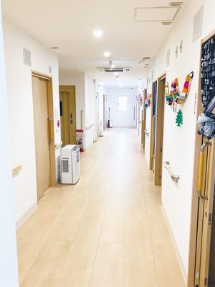 明るく広々とした廊下