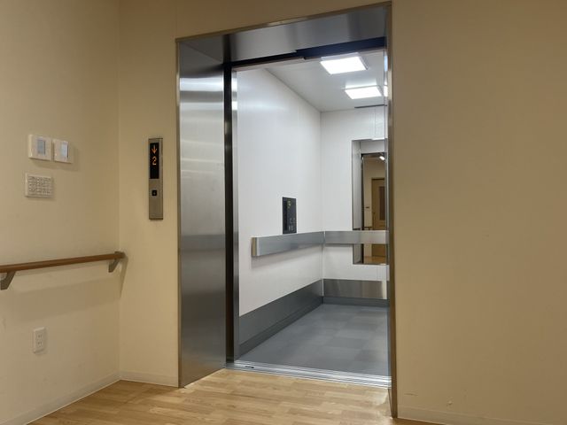 明るいエレベーター空間 エレベーター 広々としたエレベーターは、車椅子や介助が必要な方も安心して利用できます。