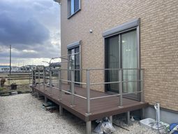 広いウッドデッキの外観