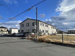 静かな住宅街にある建物外観