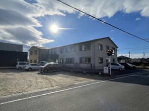日差しが差し込む外観