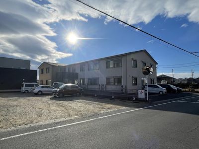 日差しが差し込む外観