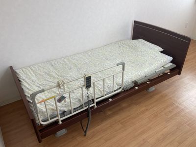 木製ベッドの居室