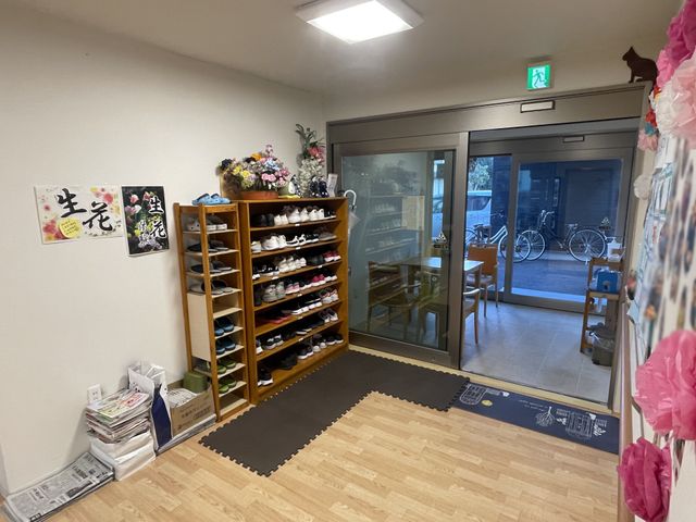 多目的室の入口 エントランス 明るく整ったエントランスでは、花や装飾が訪れる人々を迎えます。リラックスした雰囲気があります。