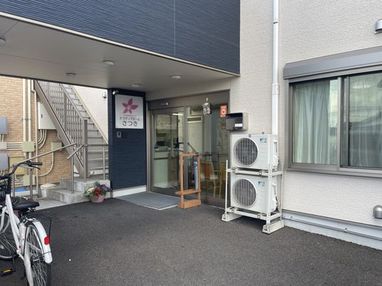 施設のエントランス