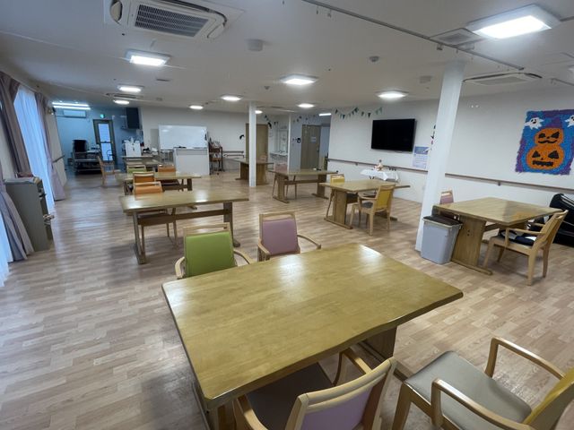明るい共有スペース 共有スペース 広々とした明るい部屋で、交流やリラックスができる空間です。快適に過ごせます。