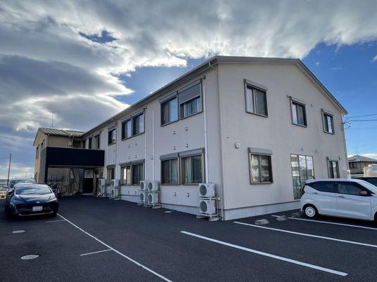 駐車場付きの建物外観
