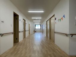明るく広い廊下
