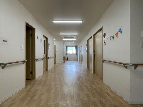 明るく広い廊下