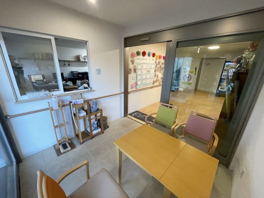 明るい入口の室内