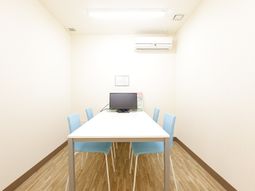 シンプルな控室の様子