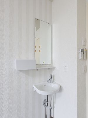 手すり付きの清潔なトイレ