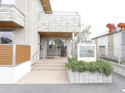 明るいエントランスの風景