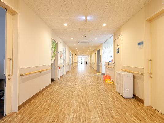 明るく広々とした廊下