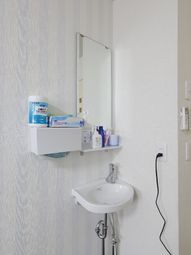 手洗い設備の清潔感ある空間