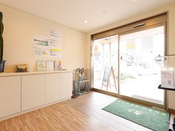 入口と掲示物のある空間