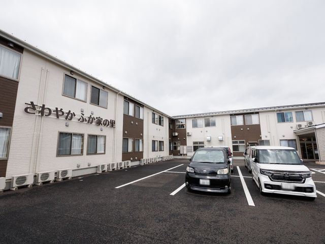 清潔感のある施設外観 外観 広々とした駐車スペースがある落ち着いた色合いの建物です。明るく開放感のある環境で、新たな職場としてご検討ください。