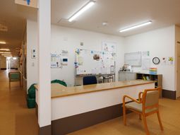 フロント受付と廊下の様子