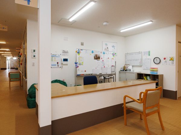 フロント受付と廊下の様子