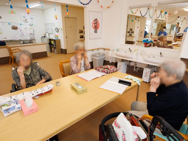 共有スペースの様子 共有スペース 広がりと温かみのある多目的室では、利用者同士の交流や様々な活動が楽しめます。無理なく安心してお過ごしいただける環境が整っています。