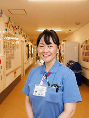 笑顔のスタッフと廊下