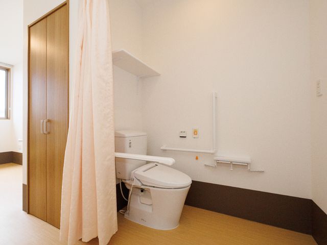 バリアフリーな居室トイレ トイレ 手すりが装備された安全なトイレです。スペースもゆったりしており、すべての方が快適にご利用いただけます。