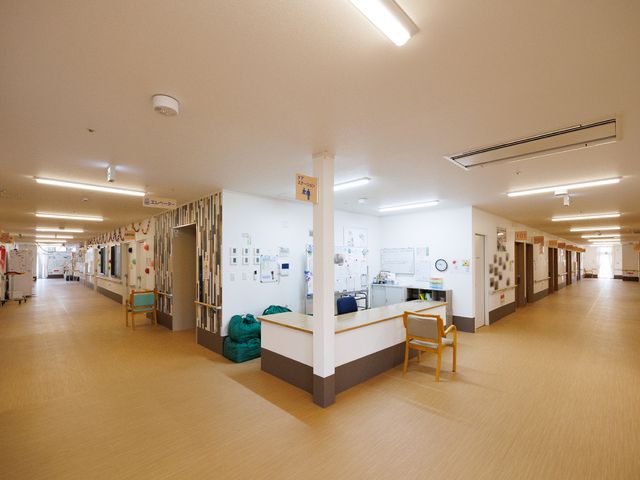 廊下の明るい光景 受付 広々とした廊下には、安全を考慮した手すりが設置されており、ゆっくりと歩行訓練をすることができます。